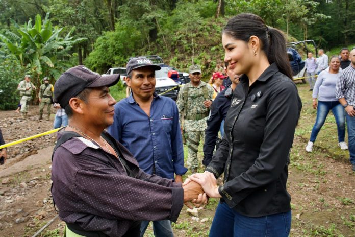 Geraldine Ponce escucha a familias wixárikas afectadas por la tromba en Otatisté